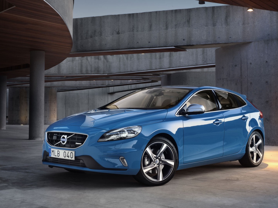 Голубой Volvo на парковке