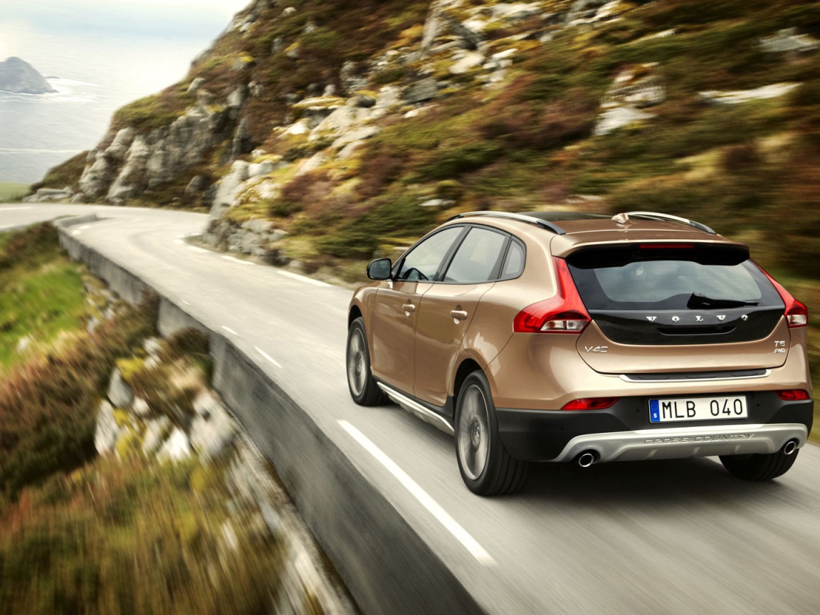 Быстрый Volvo на серпантине
