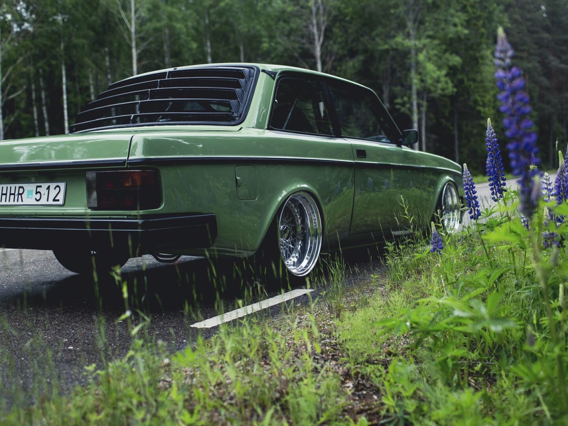 Автомобиль Volvo 240 у обочины