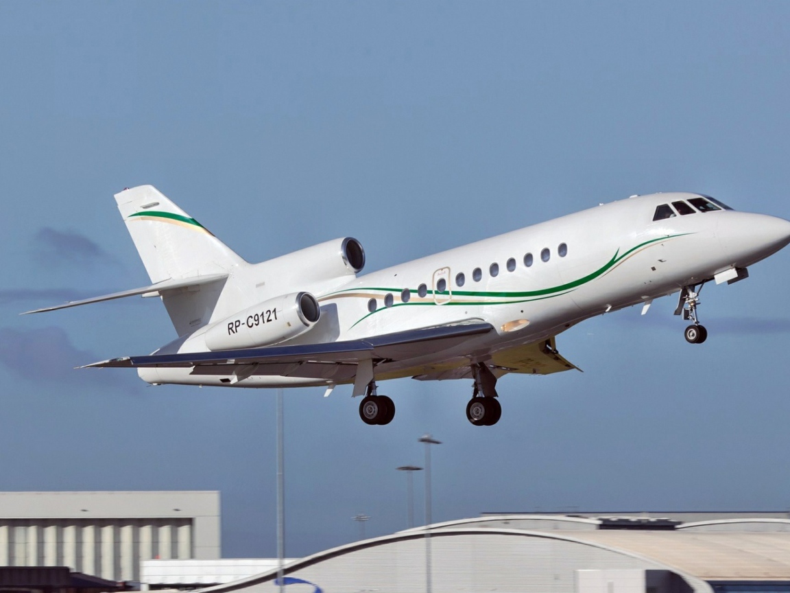 Частный самолет с зеленой полосой на борту