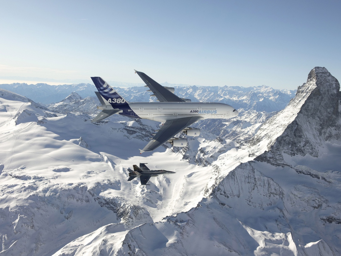 Самолет Airbus A380 над горами