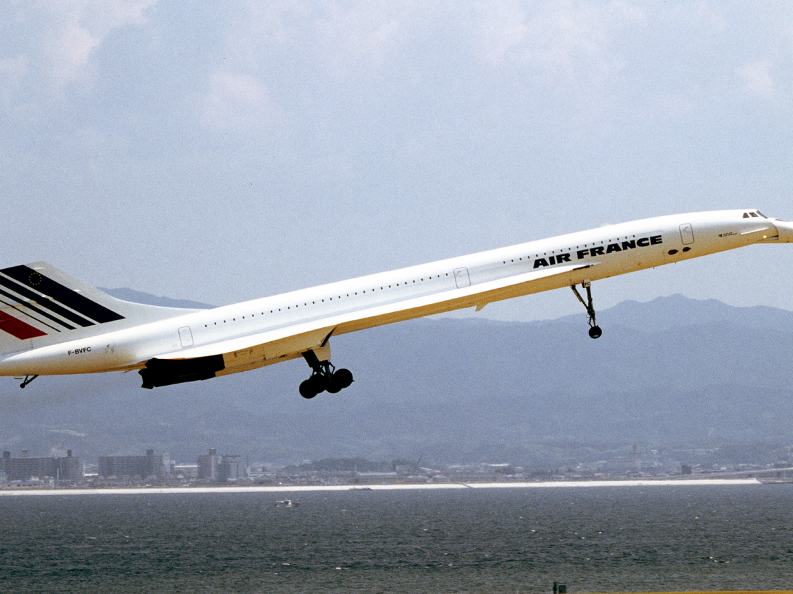 Конкорд над водой залива