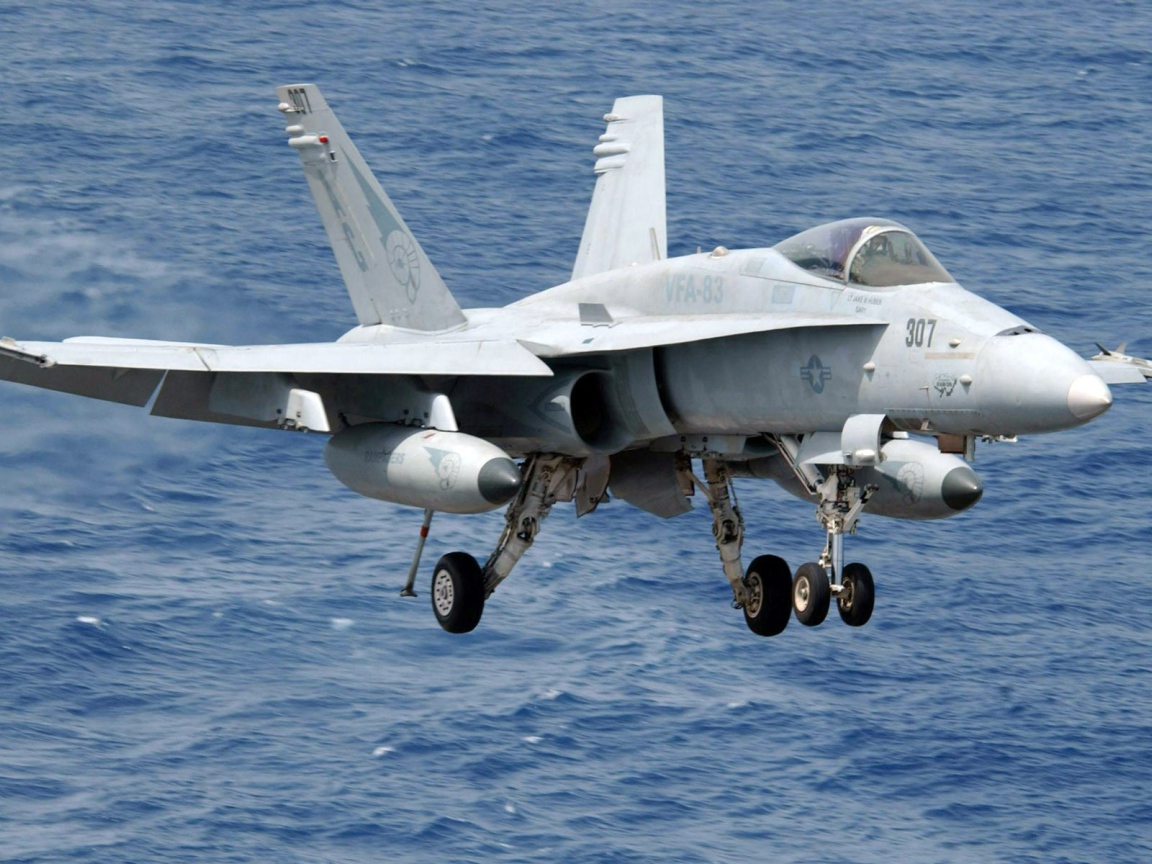 Истребитель F-16 на фоне моря