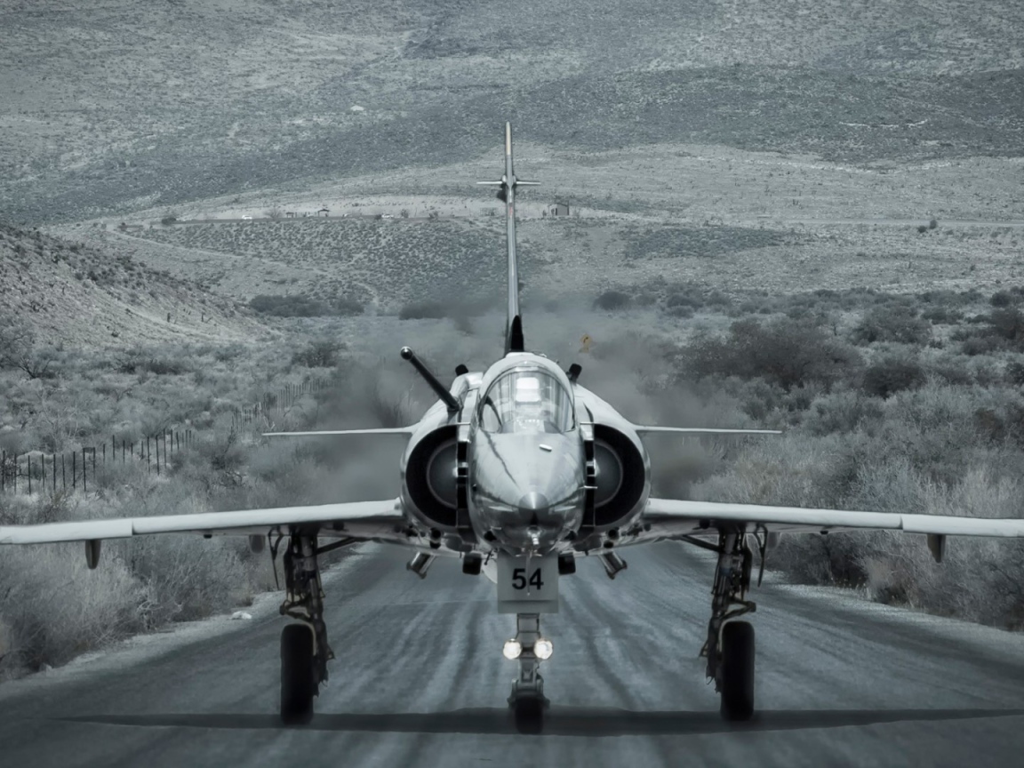 Истребитель на взлетно-посадочной полосе