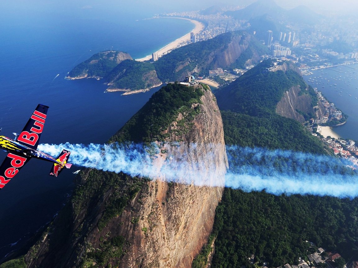 Легкий самолет пролетает над городом
