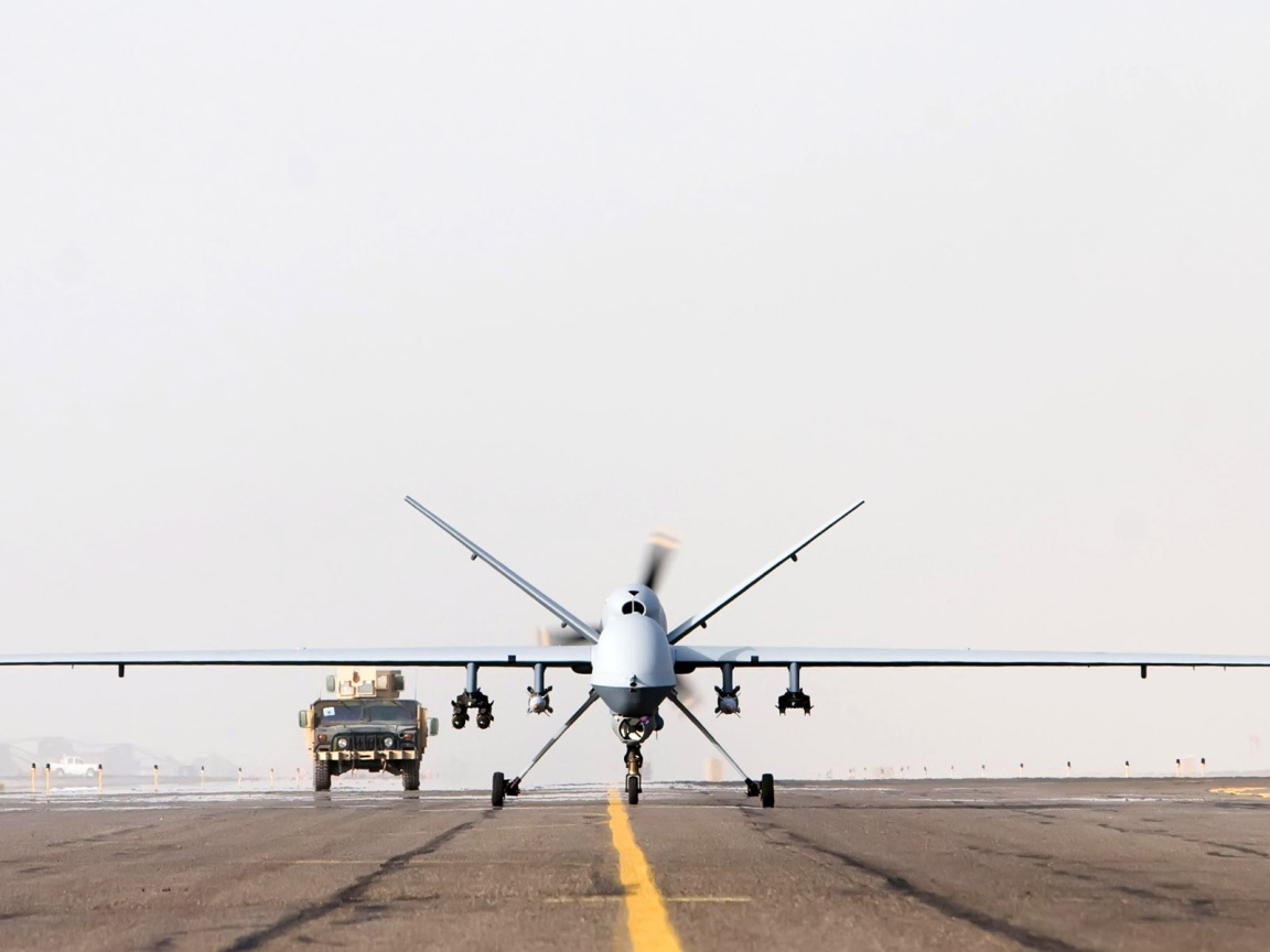 Легкий беспилотный дрон на взлетной полосе