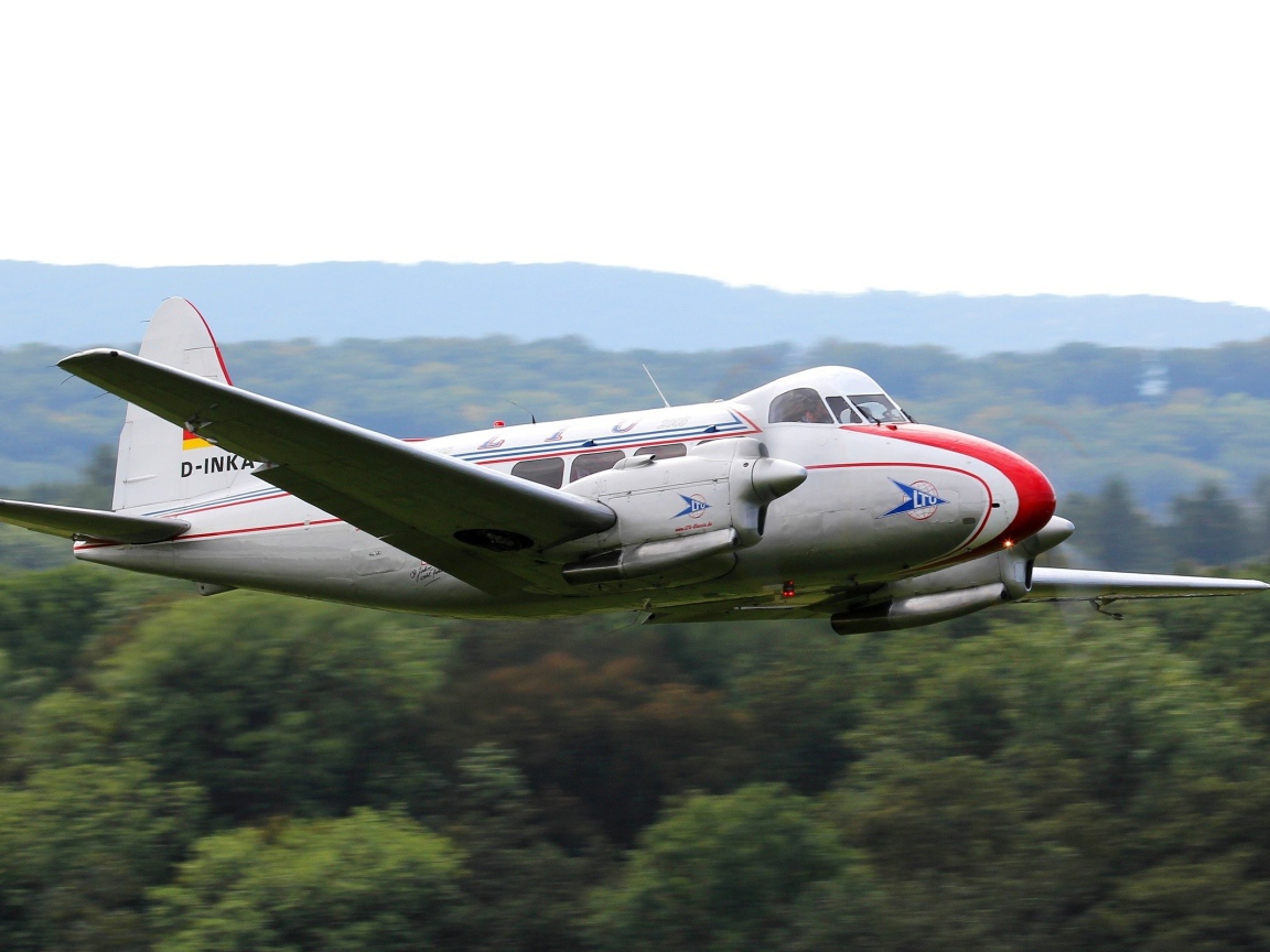 Легкий самолет над джунглями