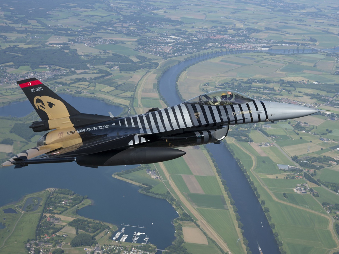 Военный самолет F-16 в небе Турции