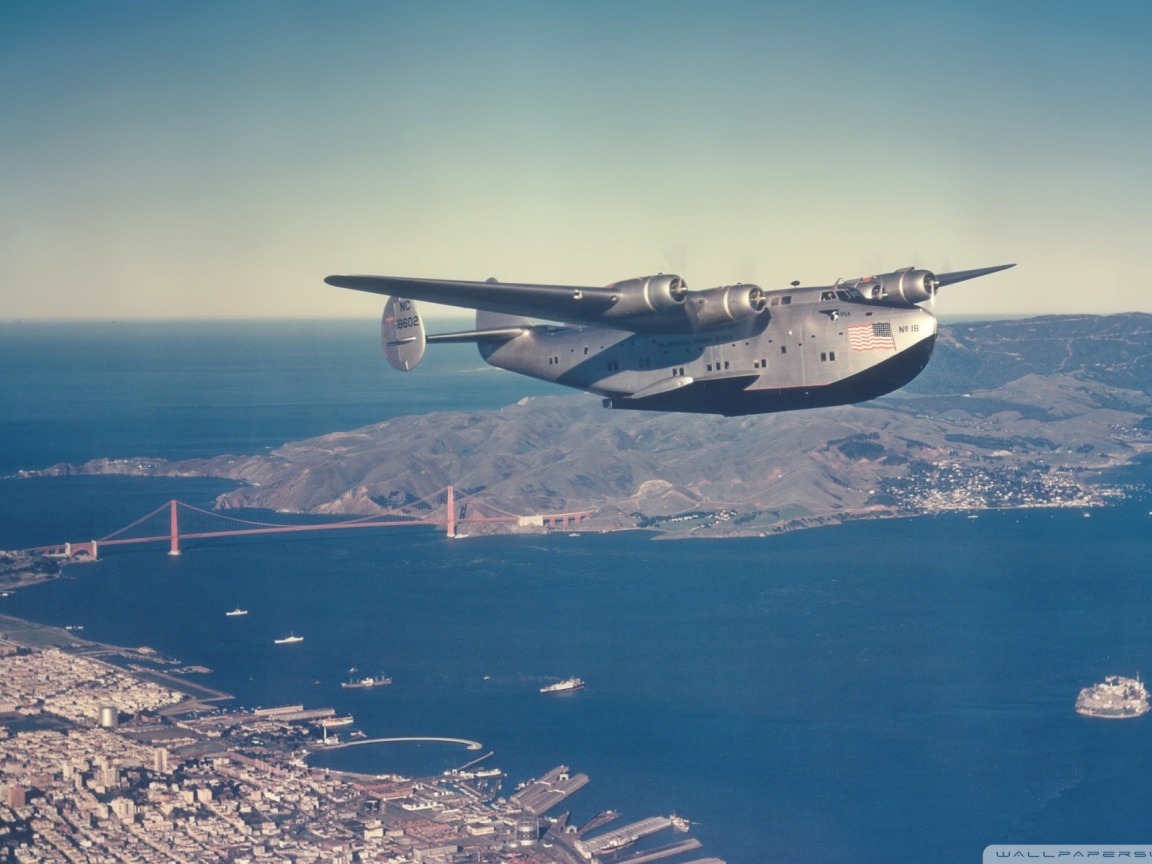 Военно транспортный самолет над Сан-Франциско