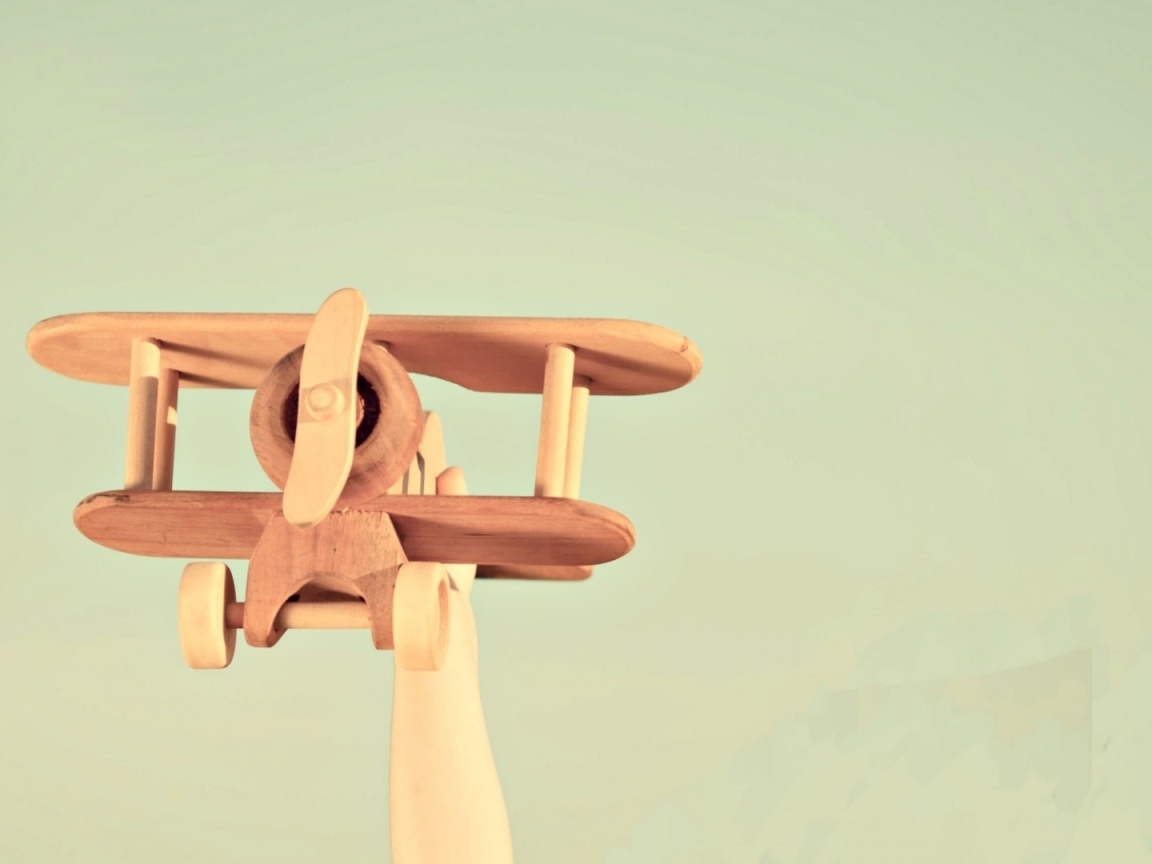 Модель самолета из дерева