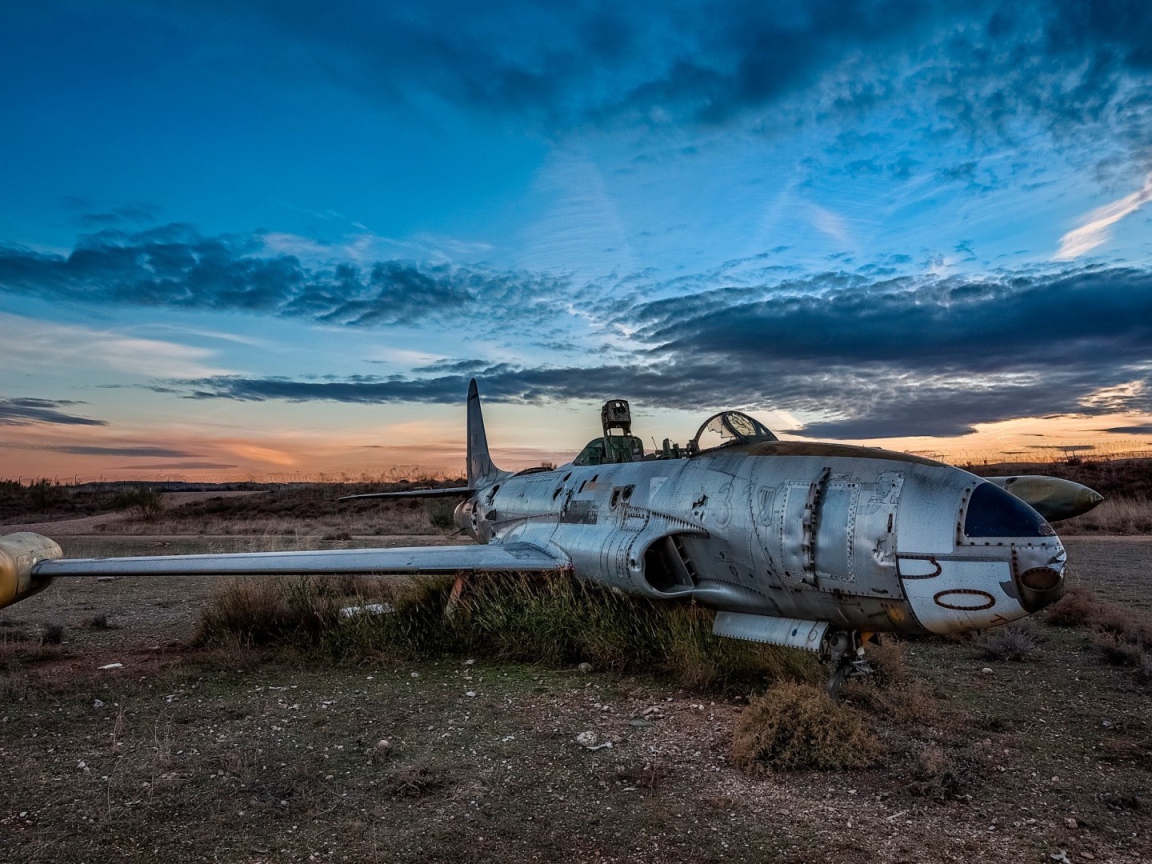 Старый самолет на военном аэродроме