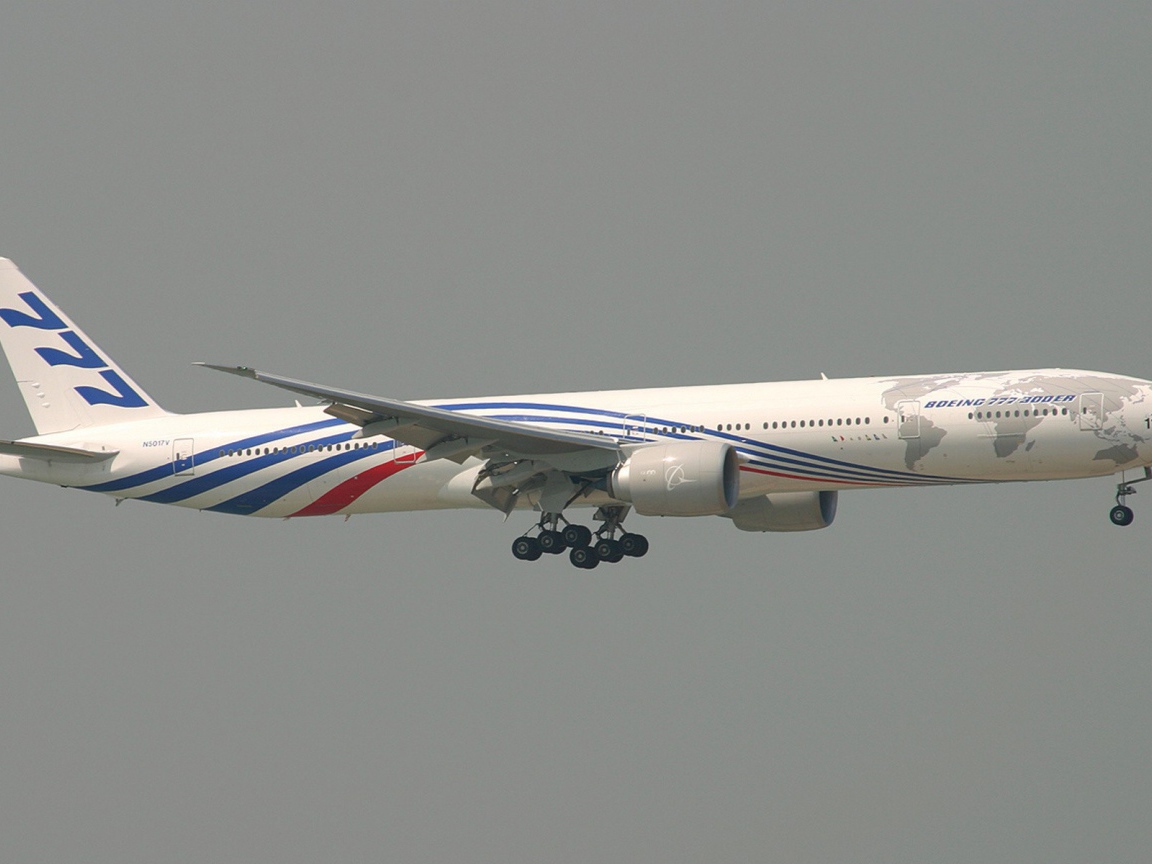 Самолет с номером 777