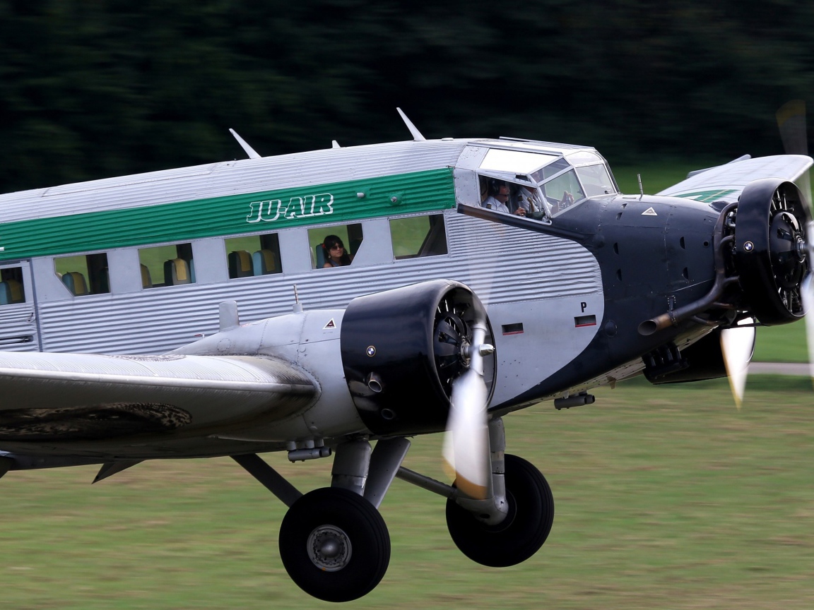Старинный пассажирский самолет Junkers Ju 52-3m