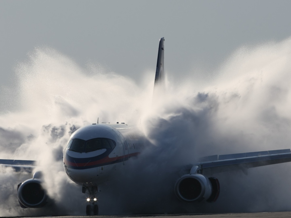 Самолет пролетает облако