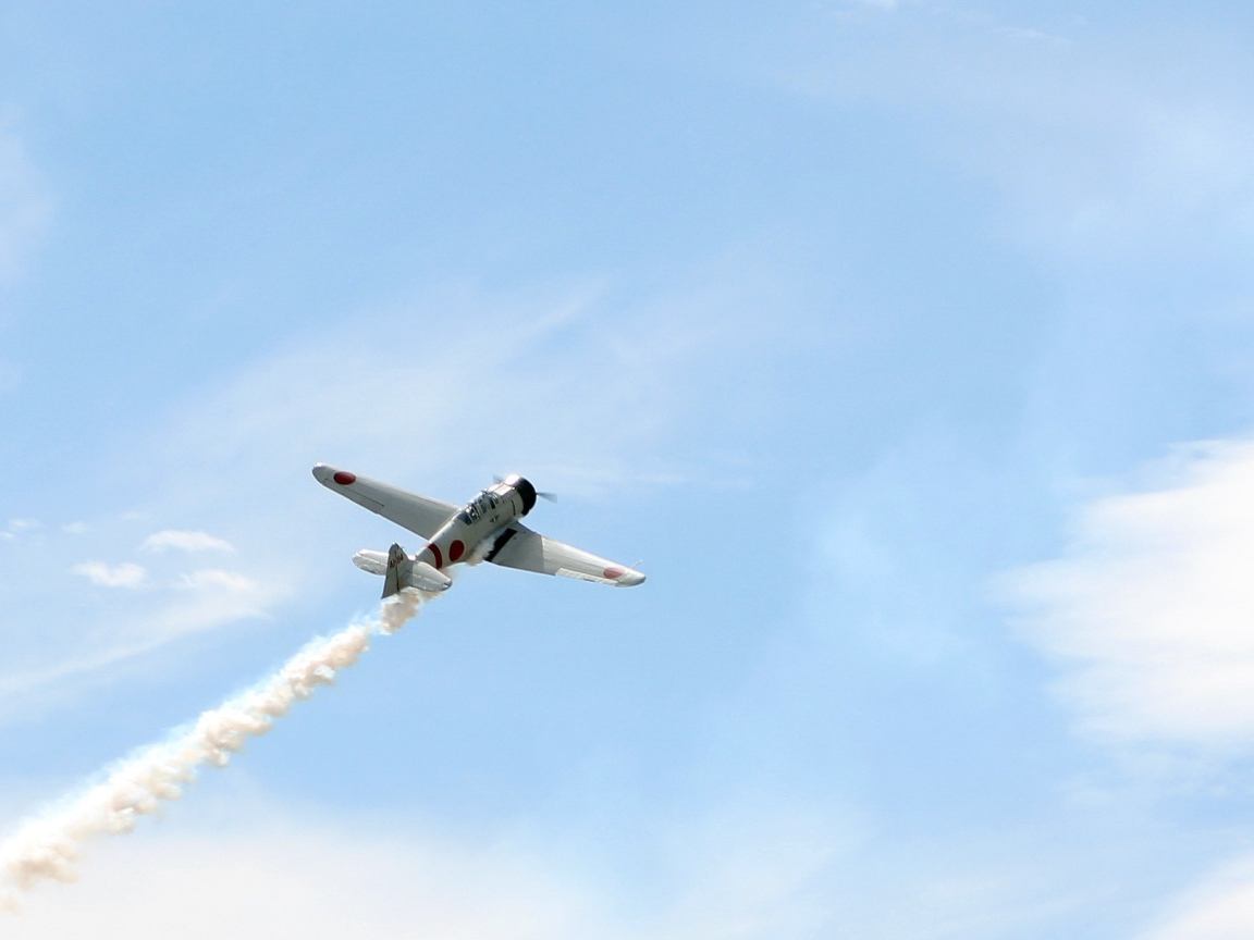 Учебный самолет в небе