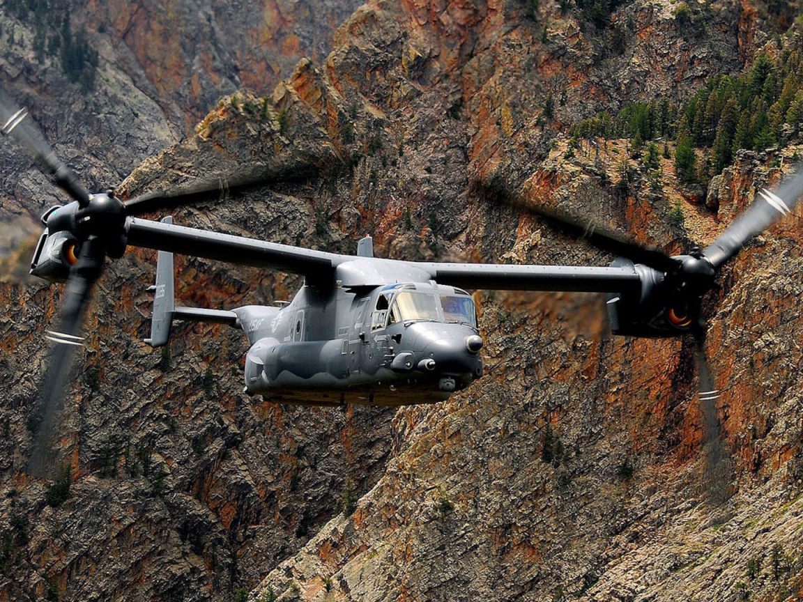 Двухвинтовой вертолет на фоне скал