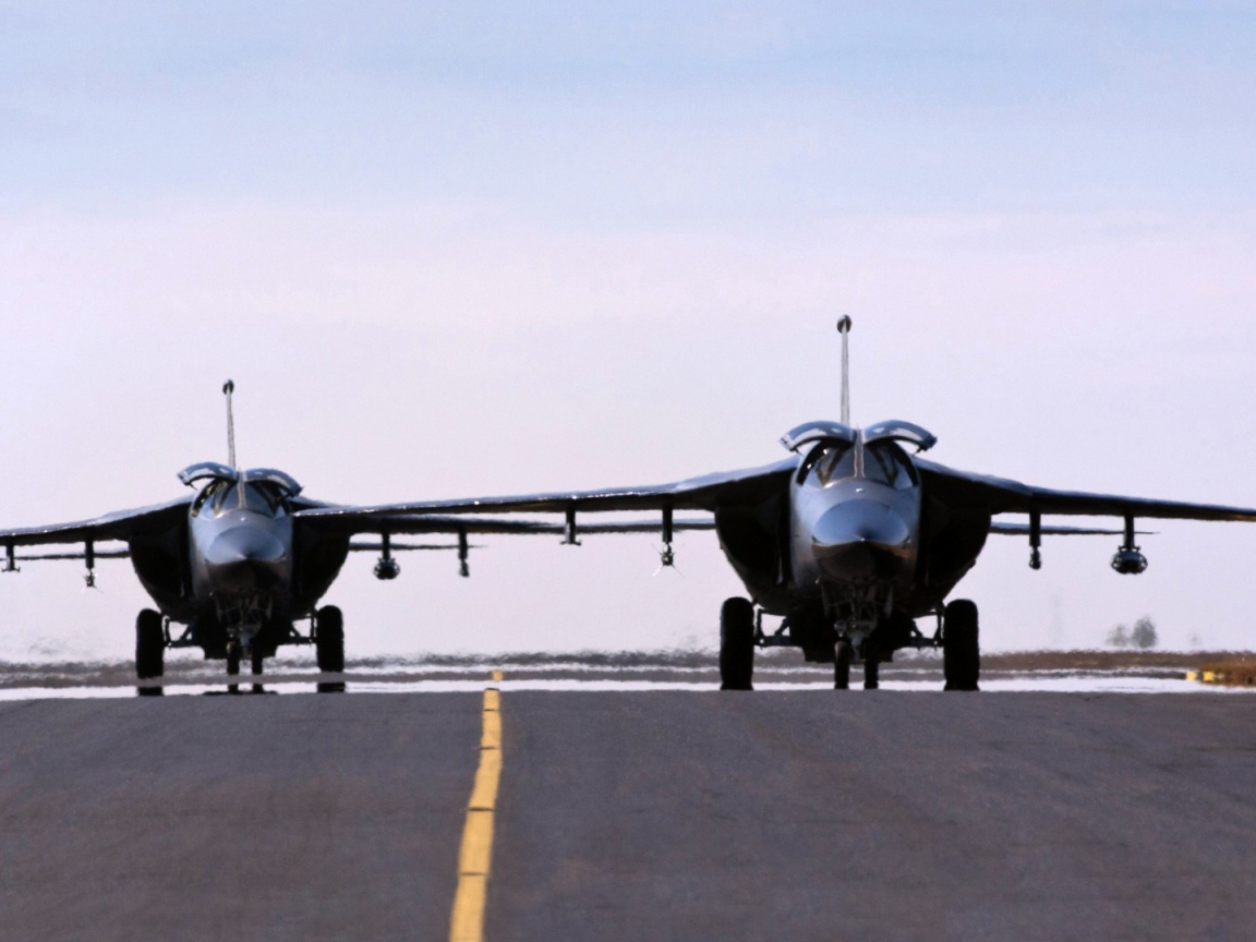Два военных самолета готовятся к взлету