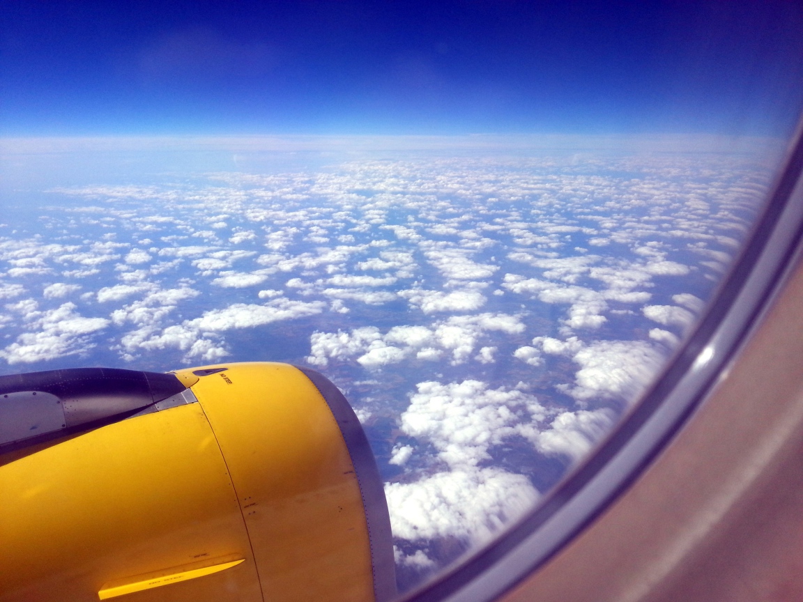 Вид из окна желтого самолета