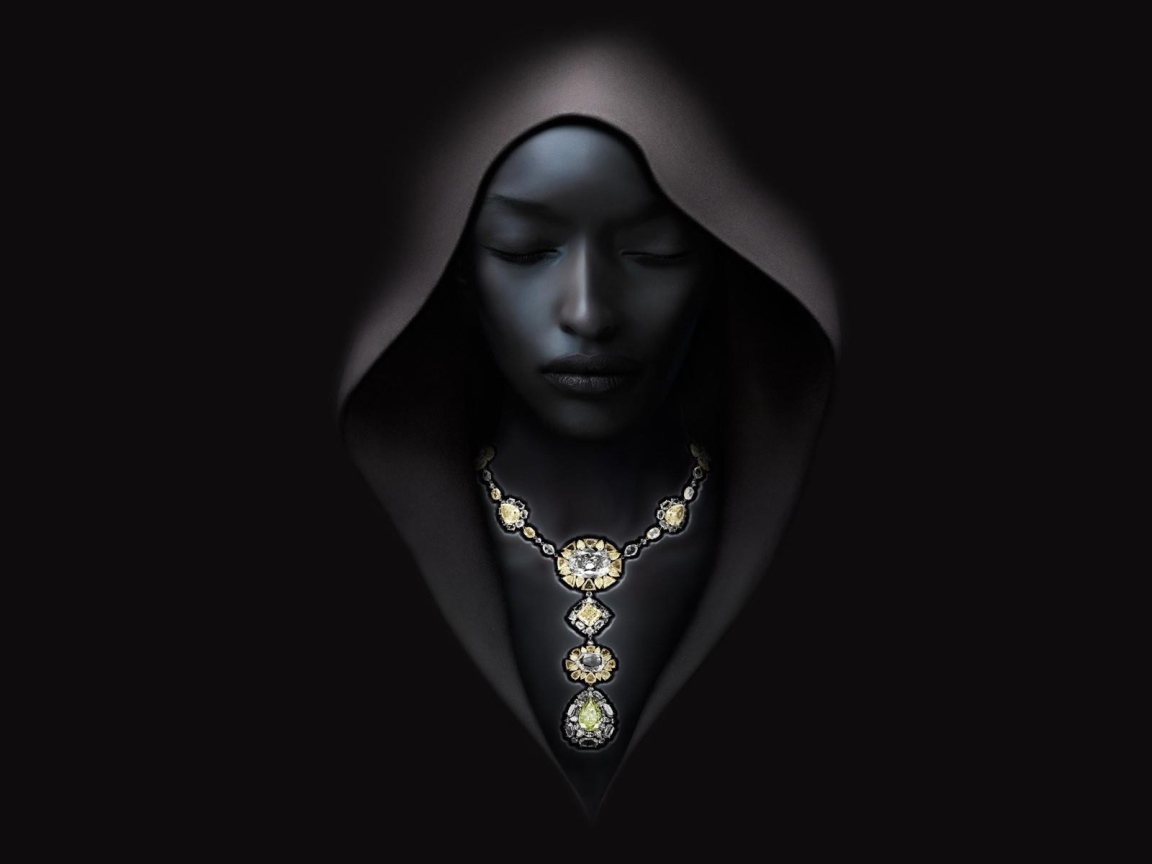 Девушка в капюшоне на черном фоне