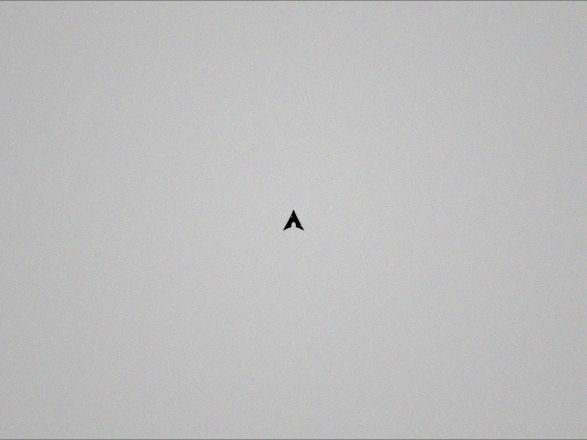 Маленький черный треугольник на сером фоне