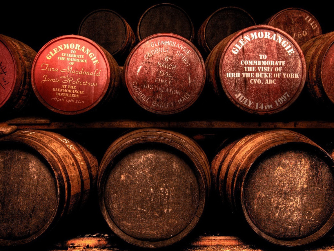 Бочки с шотландским виски на полках