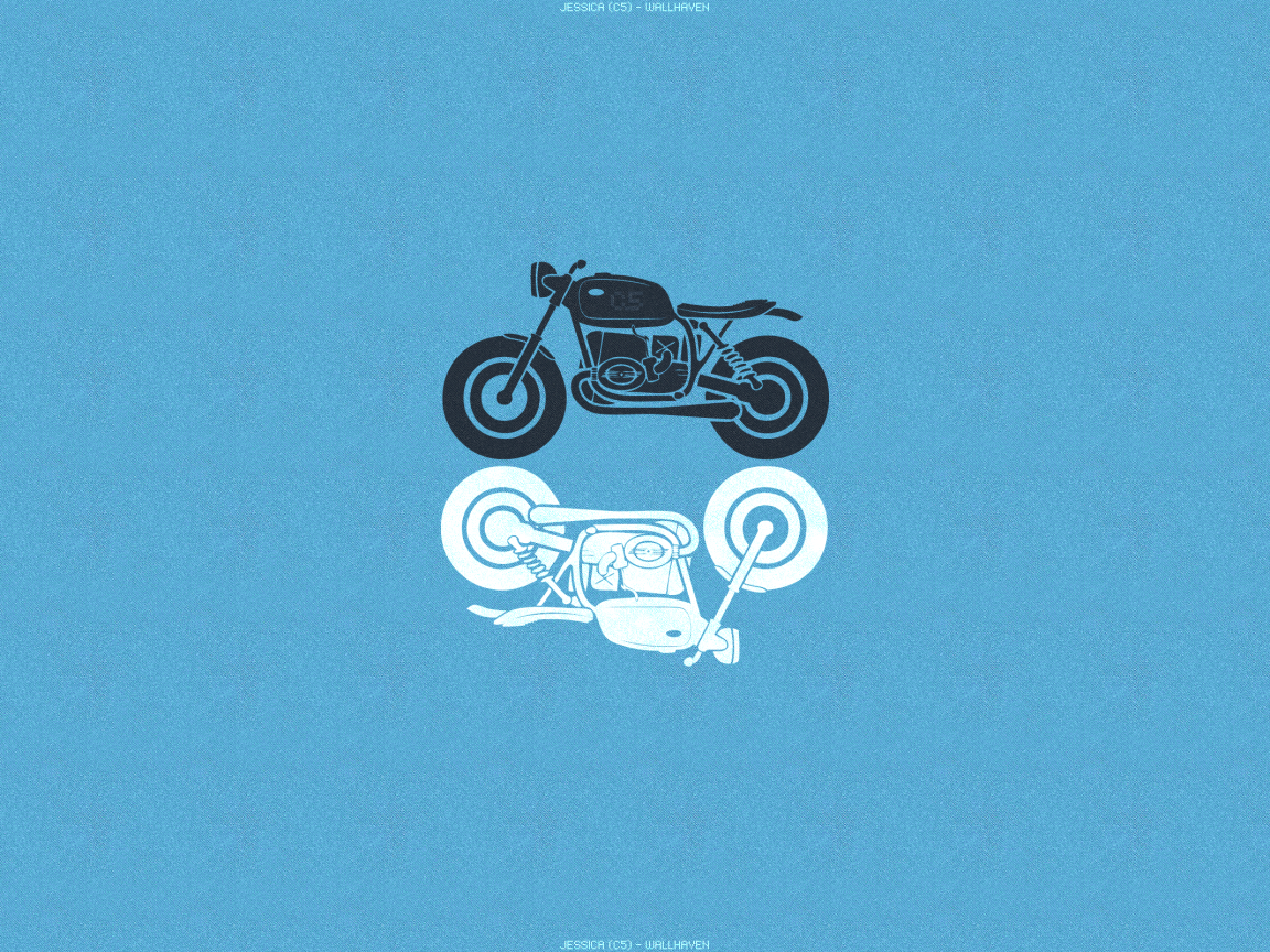 Черный и белый мотоциклы, голубой фон