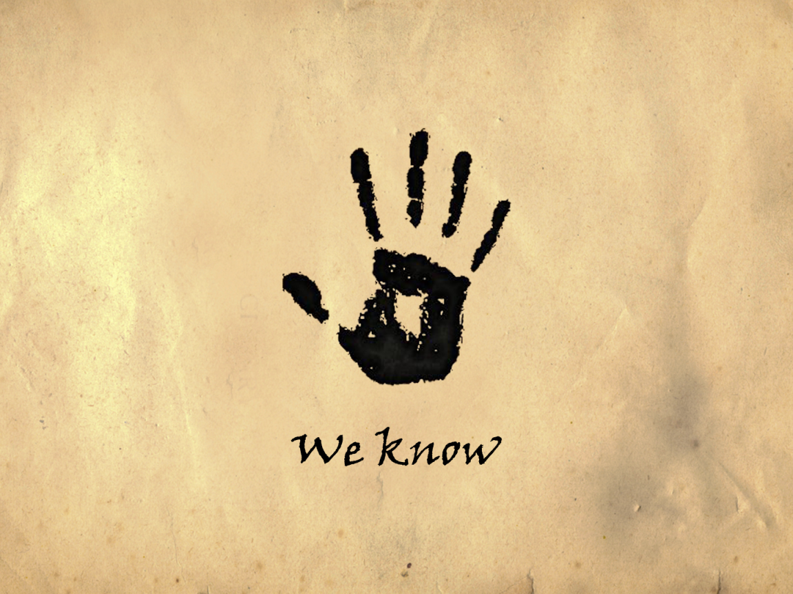 Черный отпечаток ладони на светлом фоне