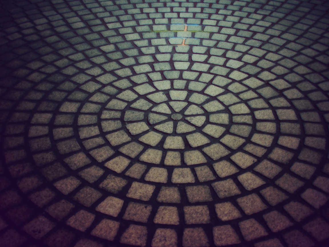 Брусчатка образует круг