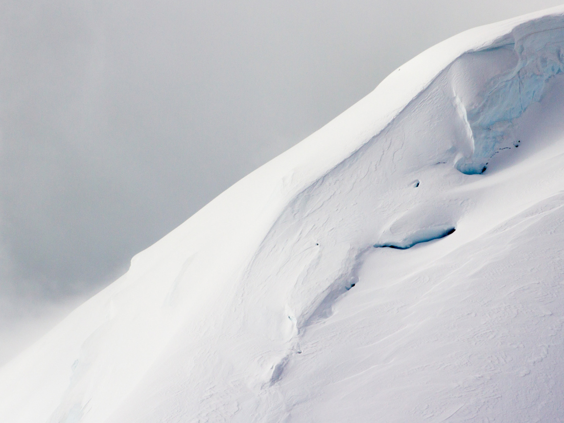 Холодная снежная гора