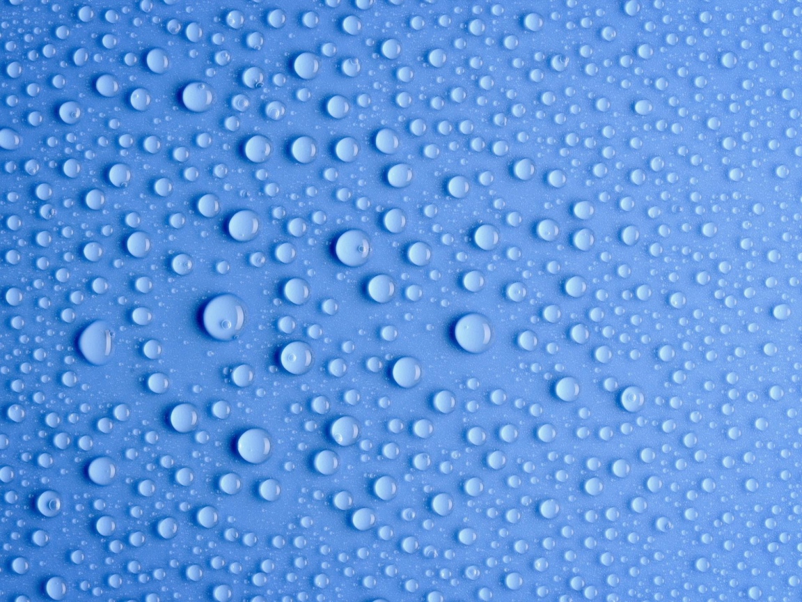 Конденсат на голубом фоне