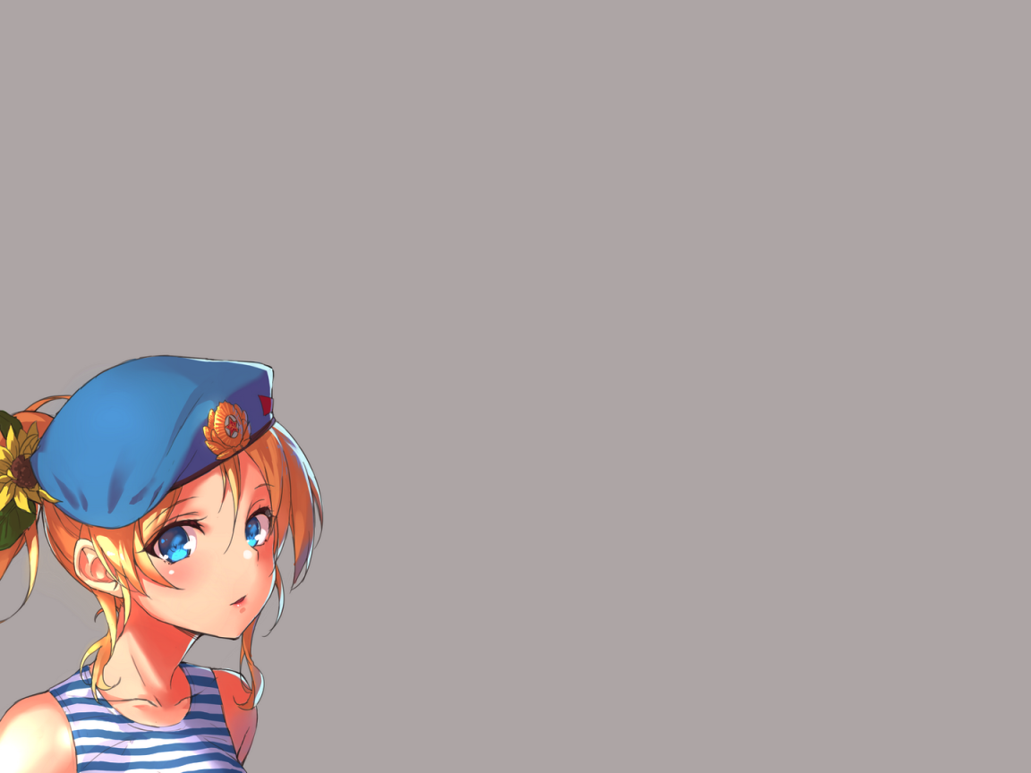 Девушка в военной форме, серый фон