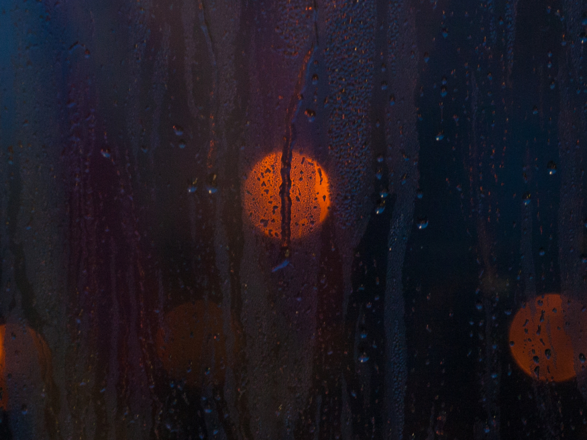 Огни за влажным стеклом