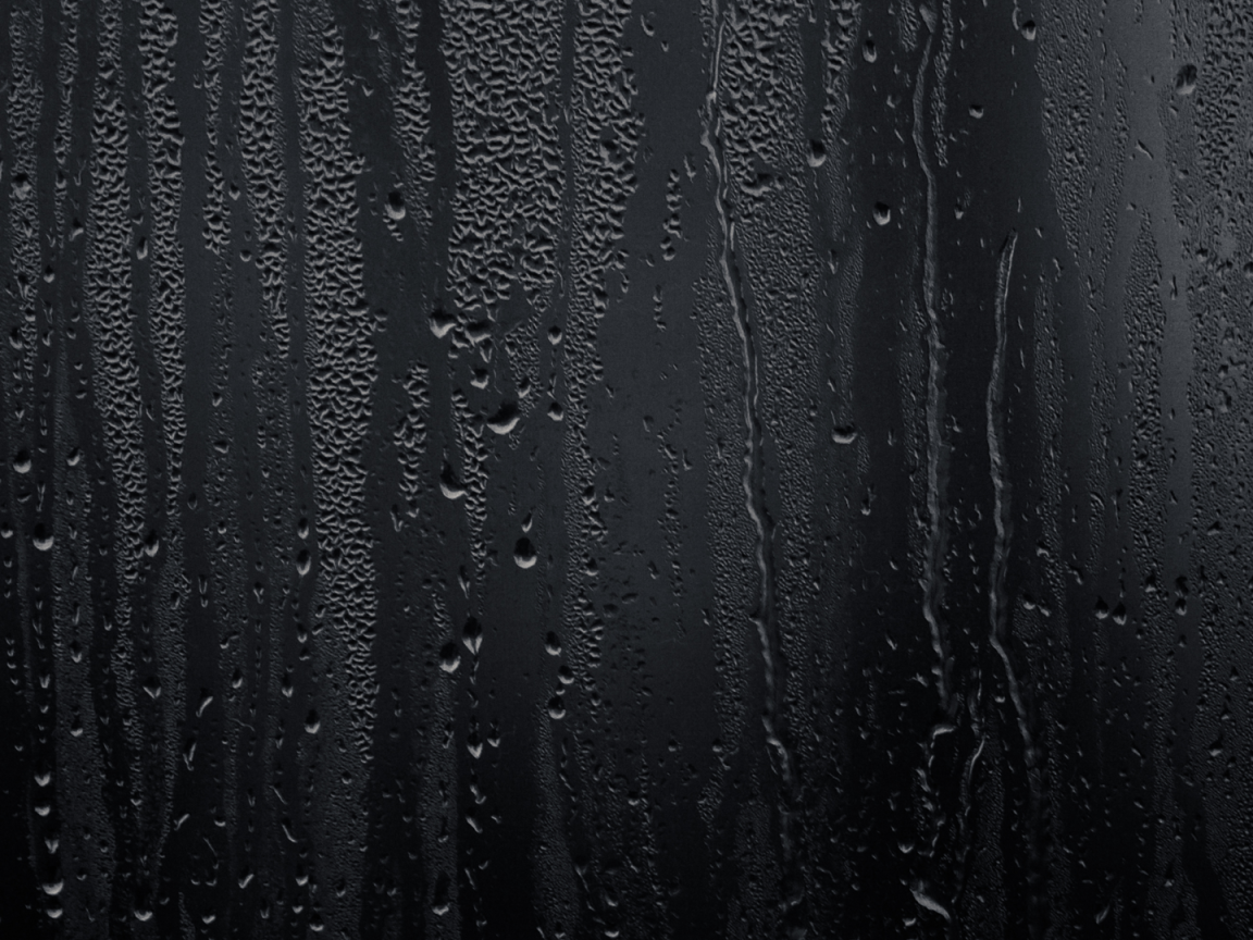 Влага на черном стекле