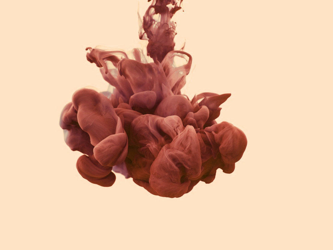 Красный дым на светлом фоне