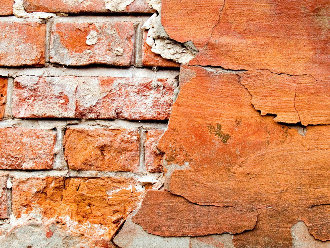 Осыпавшаяся красная штукатурка