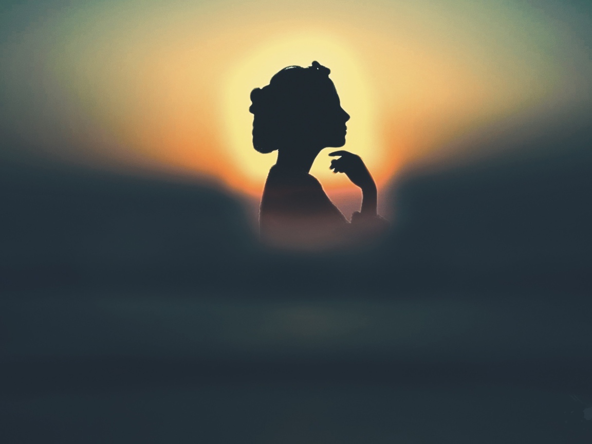 Силуэт девушки на фоне солнца