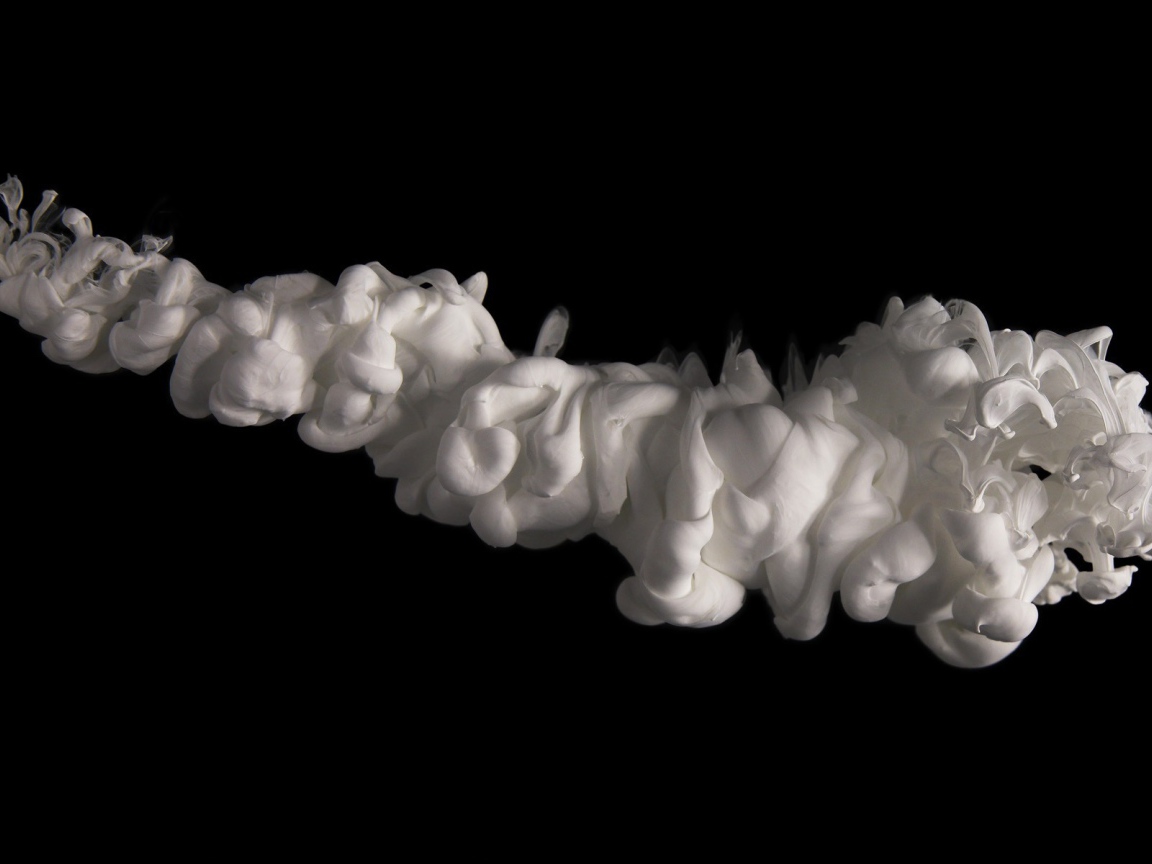 Полоса из белого дыма на черном фоне