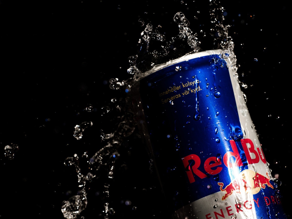Напиток Red Bull в каплях воды