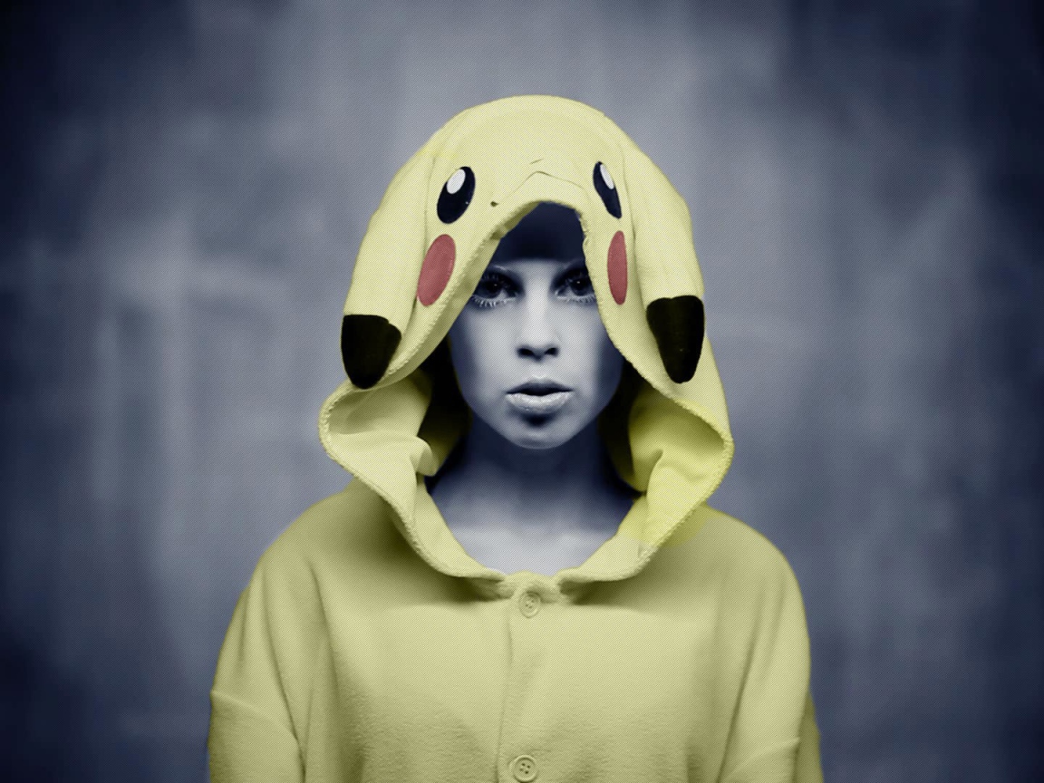 Девушка в накидке покемона