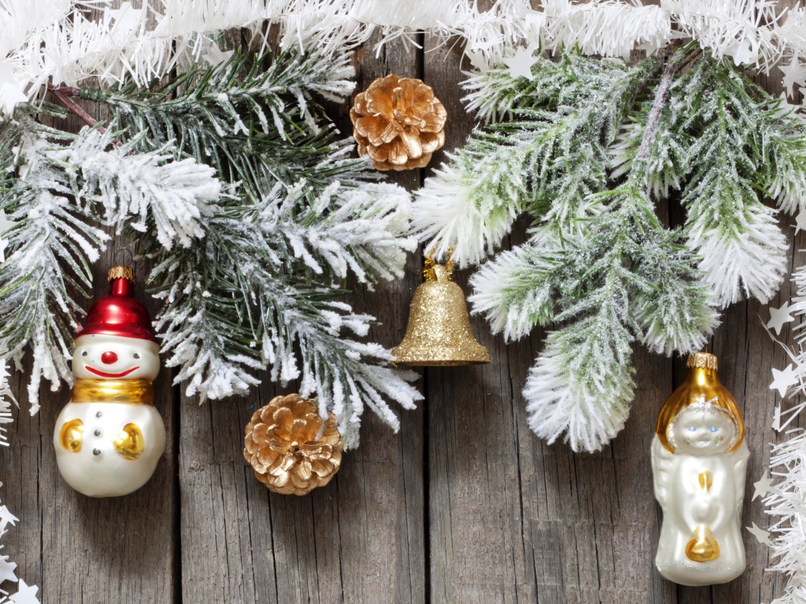 Игрушки на старом заборе