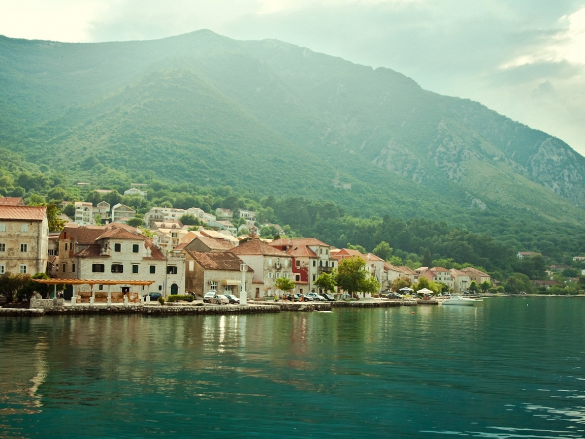 Небольшой старинный город на берегу у подножия горы