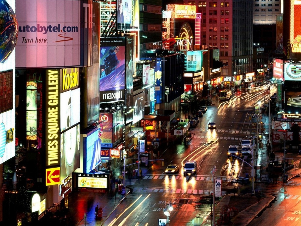 Реклама на небоскребах в большом городе