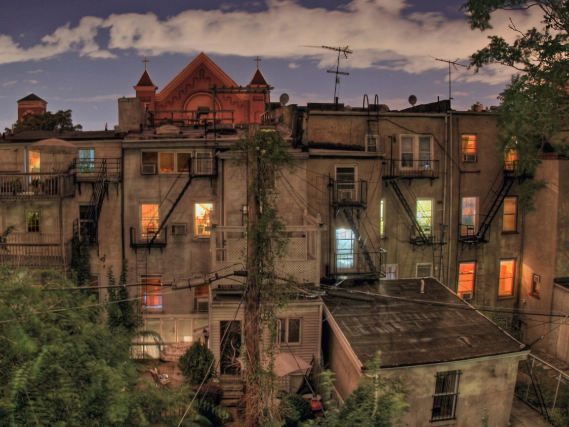 Задний дворик жилого дома