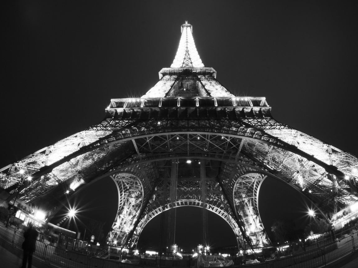 Черно белое фото Эйфелевой Башни