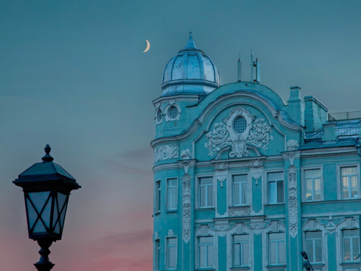 Голубое здание на фоне вечернего неба