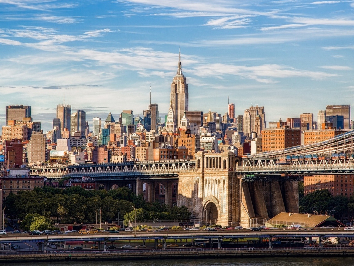 Мост на фоне построек Нью-Йорка
