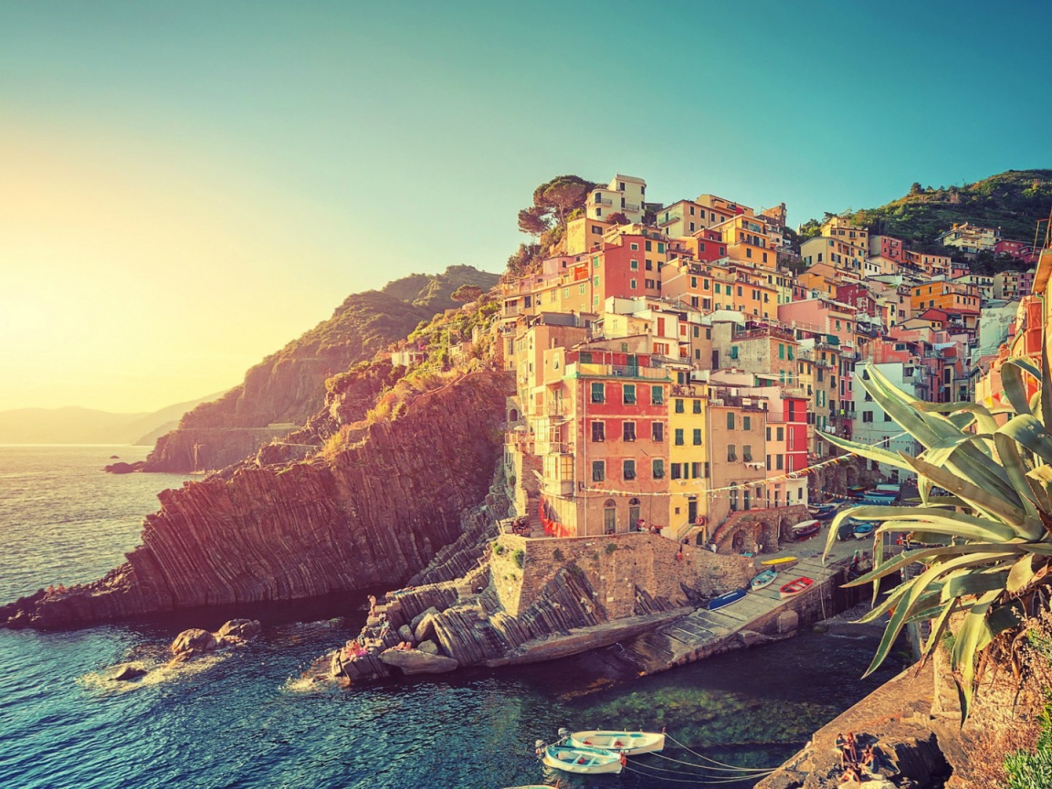 Яркий городок на Лазурном берегу