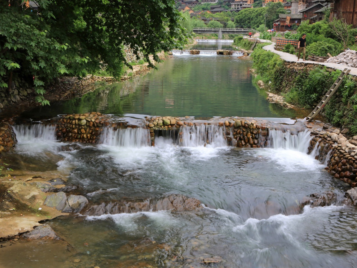 Спокойная река в городе
