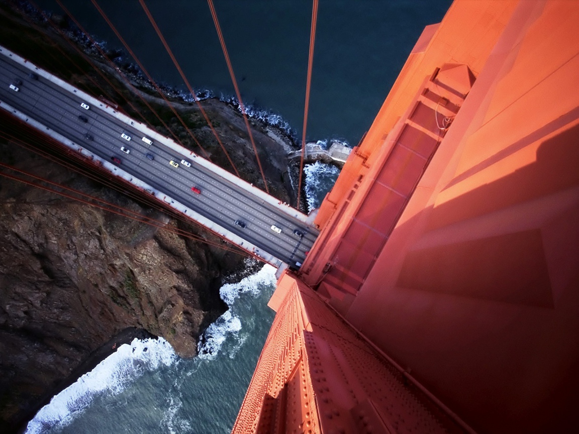 Машины на мосту Золотые ворота с высоты птичьего полета