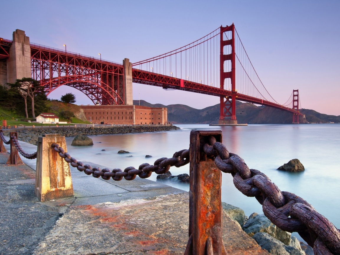 Цепи на набережной перед мостом Золотые ворота